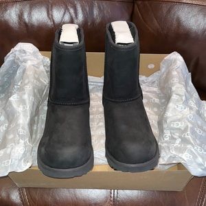 UGG KIDS CLASSIC WEATHER SHORT